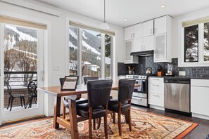 Fridge, microwave, oven, stovetop - Outpost: King Ridge 4 - AC & Hot Tub! (Jackson)
