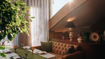 Café da manhã completo grátis todos os dias