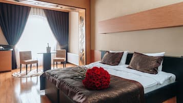 Quarto casal conforto | Roupas de cama premium, edredons de pluma, frigobar, escrivaninha