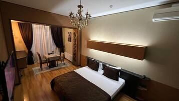 Quarto casal luxo | Roupas de cama premium, edredons de pluma, frigobar, escrivaninha