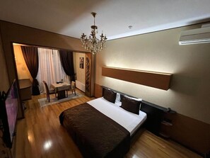Ropa de cama de alta calidad, cubrecamas, minibar y escritorio 