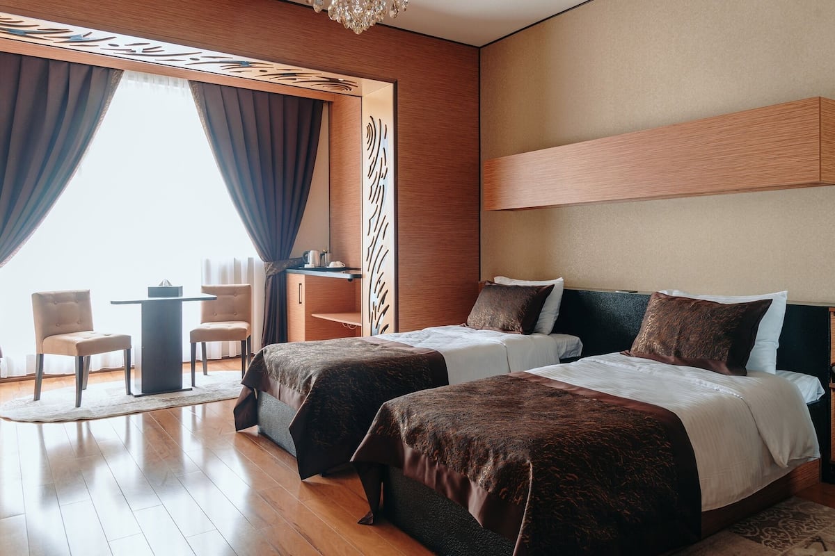 高級寝具、羽毛の掛け布団、ミニバー、デスク