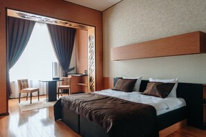 Kamar Double Comfort | Seprai premium, selimut bulu angsa, minibar, dan meja kerja
