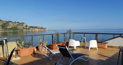 Accessorised apartment with breathtaking views of the Gulf of Taormina.