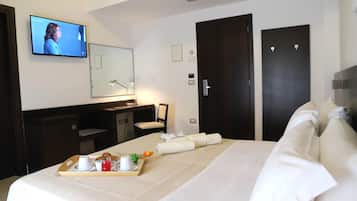 Quarto casal ou duplo clássico | Escrivaninha, espaço de trabalho para notebook, cortinas blackout