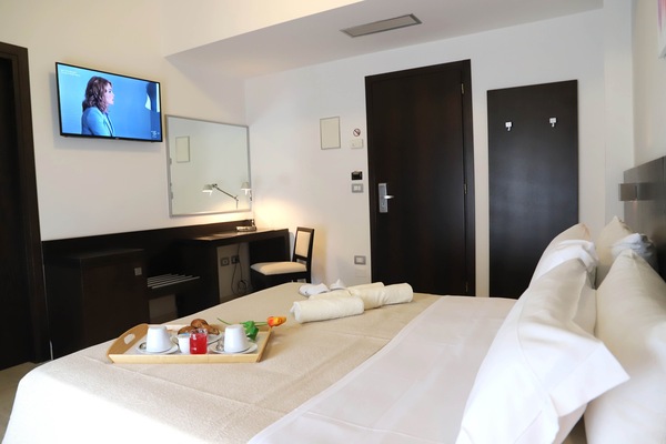 Classic Double or Twin Room | Desk, laptop workspace, blackout drapes, WiFi (free)