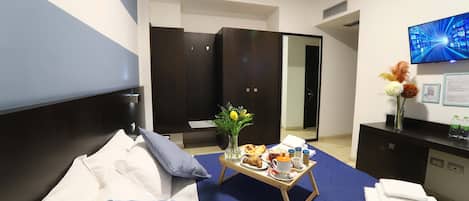 Habitació doble o amb dos llits individuals clàssica | Escriptori, espai de treball apte per a portàtils i cortines opaques