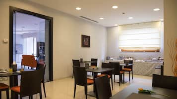 ๋งค์ผ ๋ทํ ๋ฌด๋ฃ ์์นจ ์์ฌ ํฌํจ