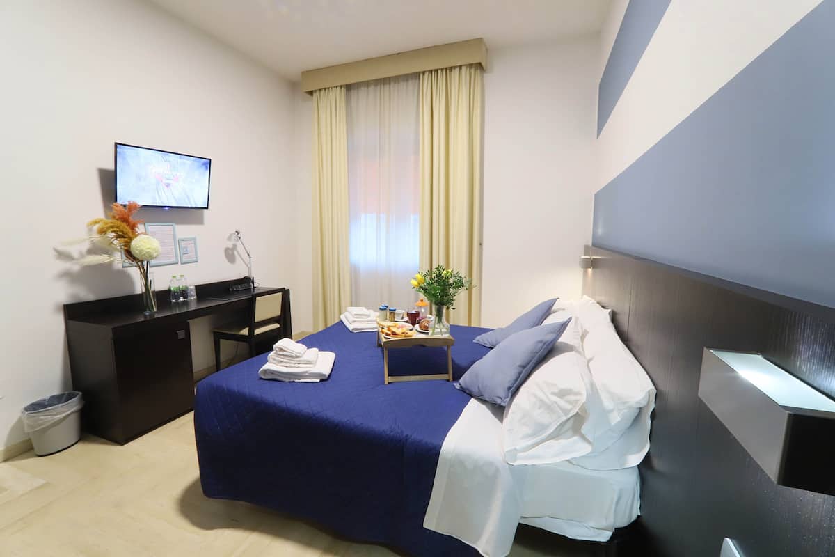 Habitación clásica con 1 cama matrimonial o 2 individuales | Escritorio, espacio para trabajar con laptop y cortinas blackout