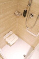 Un baño con bañera, ducha y un perchero para toallas.