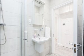 Hair dryer, soap - Flat 5 · Stunning 2-Bed Notting Hill Portobello Apartment (London)