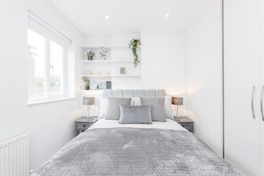 2 bedrooms, iron/ironing board, travel cot, WiFi - Flat 5 · Stunning 2-Bed Notting Hill Portobello Apartment (London)