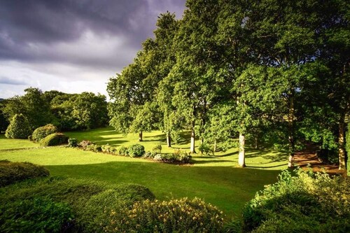 Self Contained stay, close to town & country, ample parking, beautiful grounds.