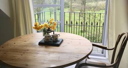 Self Contained stay, close to town & country, ample parking, beautiful grounds.