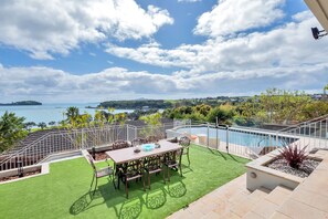 Courtyard - Magnificent Harbour View Villa in Orakei (Auckland)