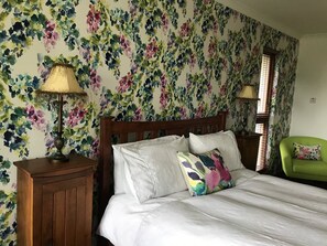 Iron/ironing board, free WiFi, bed sheets