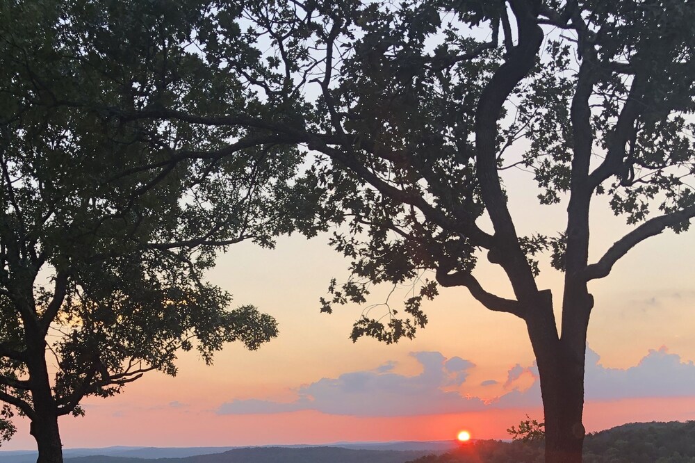Sunset View Cabin - Lake Norfork with large lakefront deck and yard