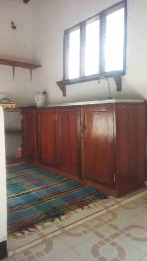 Full-sized fridge, microwave, stovetop, electric kettle