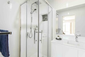 Badekar, hårføner og håndklær