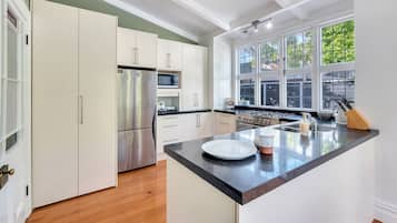 Casa, 3 quartos | Cozinha privada | Geladeira grande, micro-ondas, fogão, cooktop