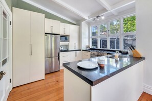 Casa, 3 habitaciones | Cocina privada | Frigorífico grande, microondas, horno y placa de cocina