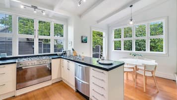 Casa, 3 quartos | Cozinha privada | Geladeira grande, micro-ondas, fogão, cooktop