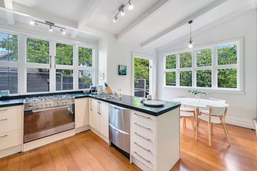 House, 3 Bedrooms | Private kitchen | Full-size fridge, microwave, oven, stovetop