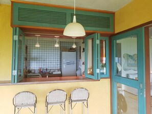 Kühlschrank, Mikrowelle, Herdplatte, Wasserkocher mit Kaffee-/Teezubehör