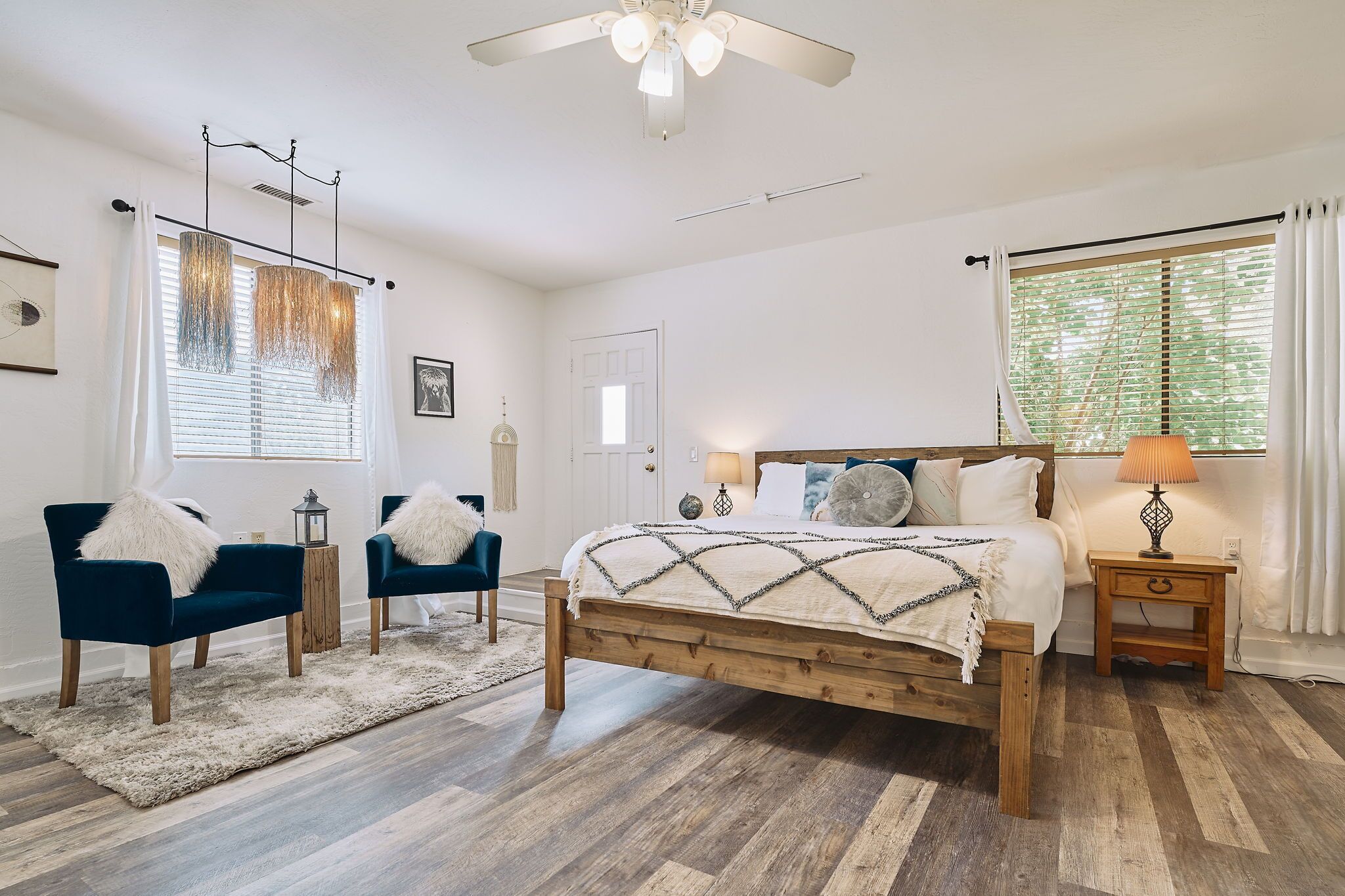 3 chambres, bureau, fer et planche à repasser, lit parapluie