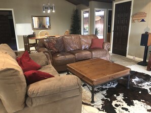 Una Smart TV, una chimenea, un reproductor de DVD, libros