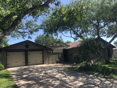 ELK House in CC! 4 bedrooms 2 bath! Book now for Spring and Summer! Free Wi-Fi