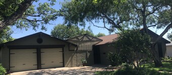 ELK House in CC! 4 bedrooms 2 bath! Book now for Spring and Summer! Free Wi-Fi