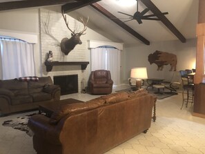 Una Smart TV, una chimenea, un reproductor de DVD, libros