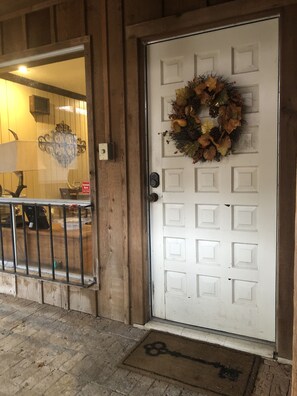 Exterior detail - ELK House in CC! 4 bedrooms 2 bath! Book now for Spring and Summer! Free Wi-Fi (Corpus Christi)