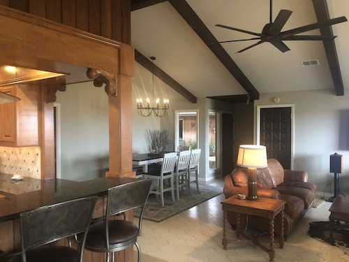 ELK House in CC! 4 bedrooms 2 bath! Book now for Spring and Summer! Free Wi-Fi