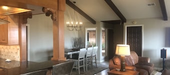 ELK House in CC! 4 bedrooms 2 bath! Book now for Spring and Summer! Free Wi-Fi