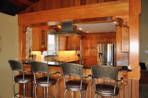 Fridge, microwave, oven, stovetop - ELK House in CC! 4 bedrooms 2 bath! Book now for Spring and Summer! Free Wi-Fi (Corpus Christi)