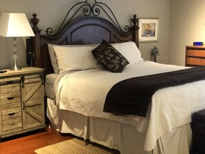 4 bedrooms, iron/ironing board, free WiFi, bed sheets - ELK House in CC! 4 bedrooms 2 bath! Book now for Spring and Summer! Free Wi-Fi (Corpus Christi)