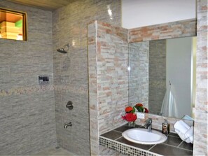 Comfort Studio, Accessible, Room 1 | Bathroom | Shower, rainfall showerhead, hair dryer, towels - Coco Beach Village (Savegre)