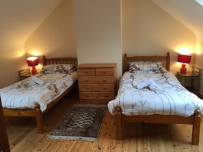 5 slaapkamers, een strijkplank/strijkijzer, reisbedje, gratis wifi