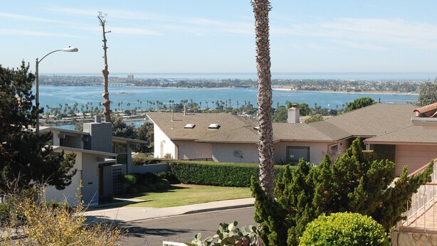 A residential area with houses, a clear view of the ocean, and a bridge in the distance. - Entire 3 bedrooms guest property, near Pacific Beach, Downtown，Seaworld，LaJolla (San Diego)