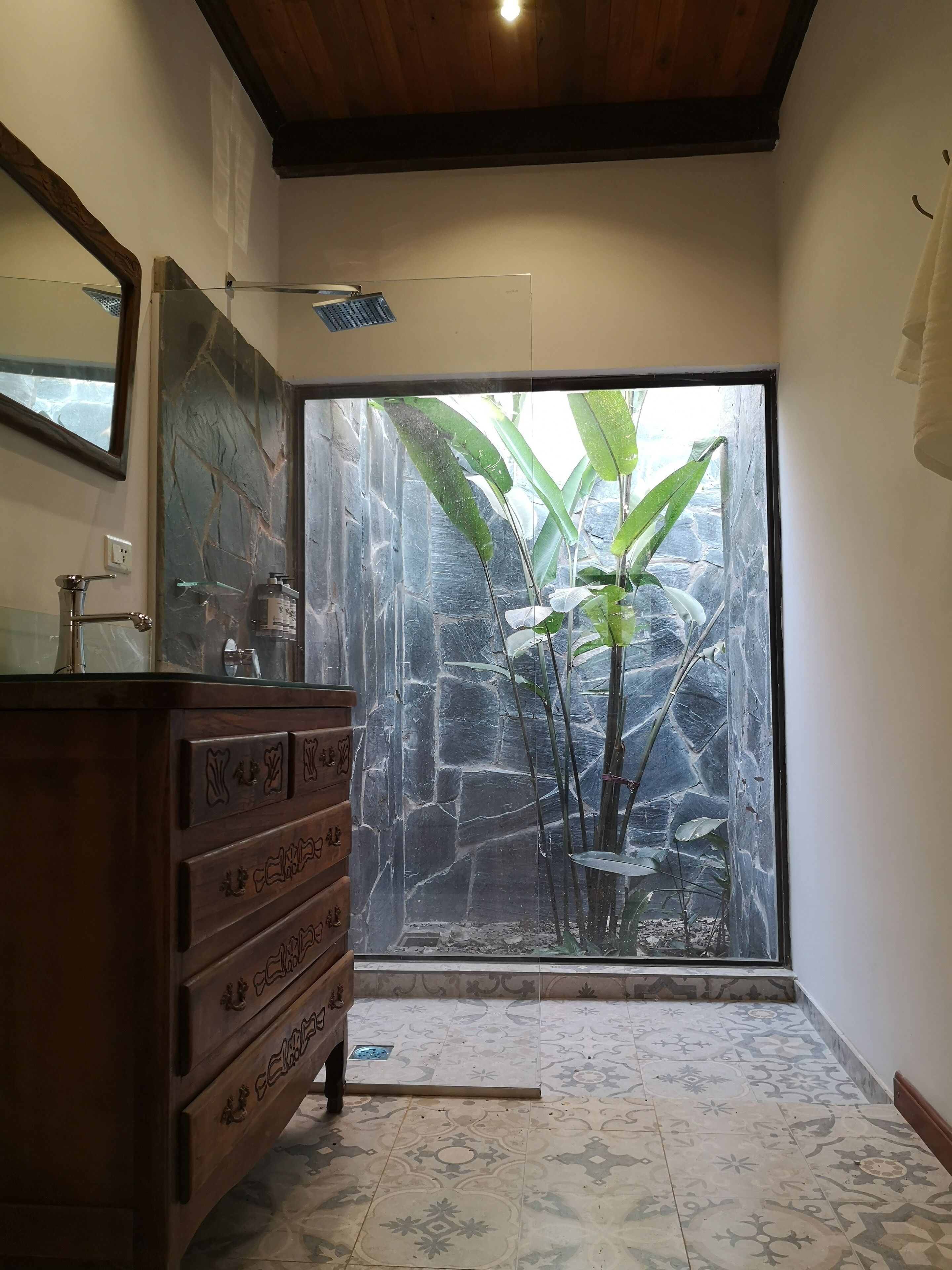 Deluxe Room | Bathroom | Bathtub, designer toiletries, towels, soap