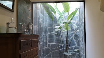 Deluxe Room | Bathroom | Bathtub, designer toiletries, towels, soap
