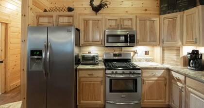Modern Cabin walking distance to Lake Nantahala Views. No access. Hot Tub!