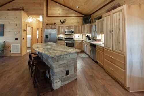 Modern Cabin walking distance to Lake Nantahala Views.  No lake access.  Hot Tub