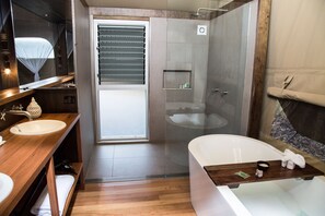 Animal View Lodge | Bathroom | Free toiletries, hair dryer, bathrobes, slippers