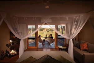 Animal View Lodge | Minibar, bed sheets
