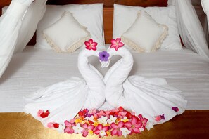 1 sovrum, individuell inredning, unika möbler och skrivbord