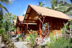 Deluxe Cottage | Living area | Flat-screen TV - Dangin Kubu Bungalow (Penida Island)