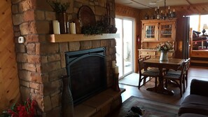 Smart TV, fireplace, Netflix, DVD player - Riverside Chalet, LLC (Muscoda)